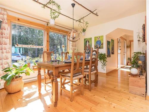 1860 Ashling Rd, Qualicum Beach, BC - Indoor Photo Showing Dining Room