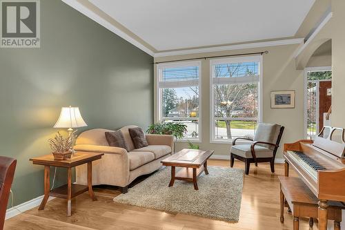 251 Highgate Court, Kelowna, BC - Indoor Photo Showing Living Room