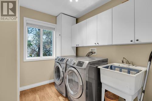 251 Highgate Court, Kelowna, BC - Indoor Photo Showing Laundry Room