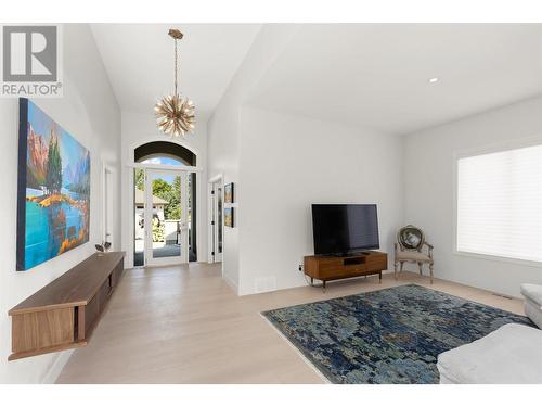 3949 Gallaghers Parkway, Kelowna, BC - Indoor Photo Showing Living Room