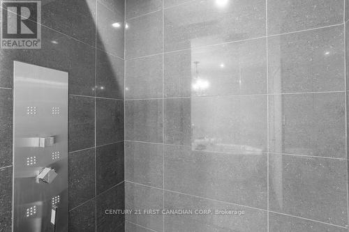 688 Westmount Hills Dr E, London, ON - Indoor Photo Showing Bathroom