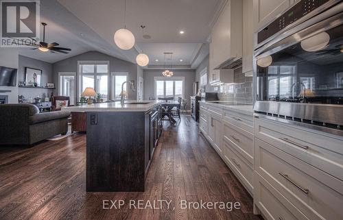 138 Ridgeview Dr, Mapleton, ON - Indoor Photo Showing Kitchen With Upgraded Kitchen
