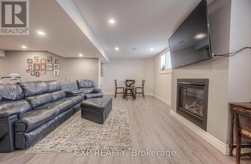 138 Ridgeview Dr, Mapleton, ON - Indoor With Fireplace