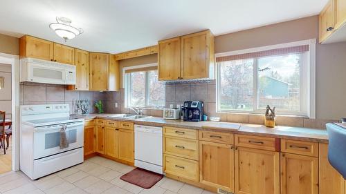 805 29Th Avenue S, Cranbrook, BC - Indoor Photo Showing Kitchen With Double Sink