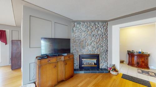 805 29Th Avenue S, Cranbrook, BC - Indoor Photo Showing Living Room With Fireplace