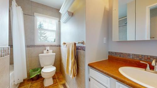 805 29Th Avenue S, Cranbrook, BC - Indoor Photo Showing Bathroom