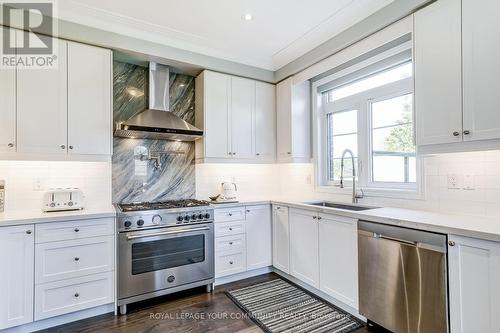 6 Globemaster Lane, Richmond Hill, ON - Indoor Photo Showing Kitchen With Upgraded Kitchen