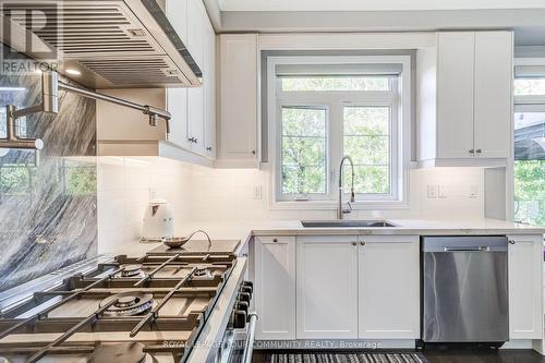 6 Globemaster Lane, Richmond Hill, ON - Indoor Photo Showing Kitchen With Upgraded Kitchen