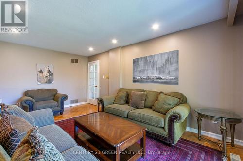 2551 Birch Cres, Mississauga, ON - Indoor Photo Showing Living Room