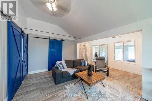 43 Bayview Road, Kawartha Lakes, ON - Indoor Photo Showing Living Room