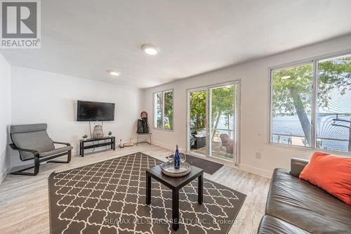 43 Bayview Road, Kawartha Lakes, ON - Indoor Photo Showing Living Room