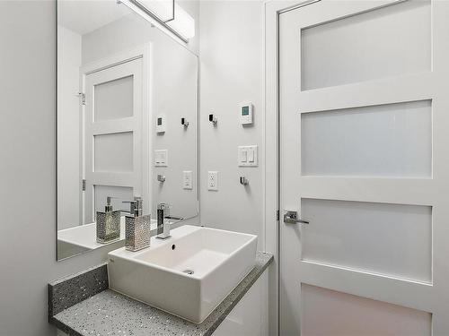 S407-1411 Cook St, Victoria, BC - Indoor Photo Showing Bathroom