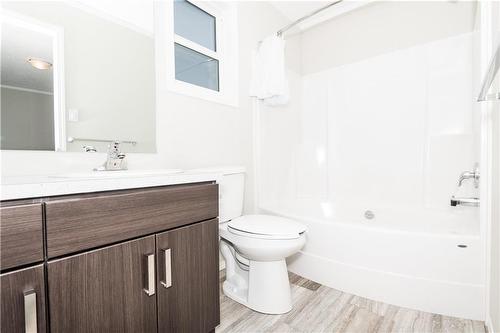 56 Prairie Oaks Drive, Mitchell, MB - Indoor Photo Showing Bathroom