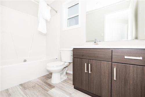 56 Prairie Oaks Drive, Mitchell, MB - Indoor Photo Showing Bathroom