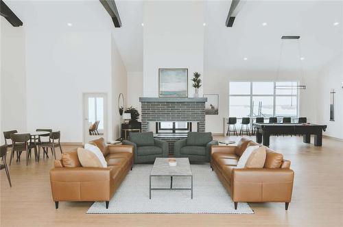 56 Prairie Oaks Drive, Mitchell, MB - Indoor Photo Showing Living Room
