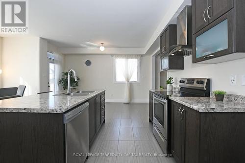 38 Hutton Cres, Essa, ON - Indoor Photo Showing Kitchen With Double Sink With Upgraded Kitchen