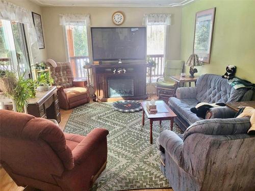 120 Burton Cross Road, Burton, BC - Indoor Photo Showing Living Room