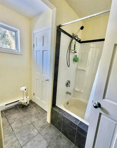 120 Burton Cross Road, Burton, BC - Indoor Photo Showing Bathroom