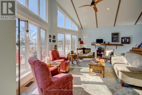 38 Oak Bluffs Rd, South Frontenac, ON - Indoor Photo Showing Living Room