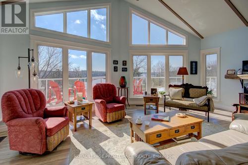 38 Oak Bluffs Rd, South Frontenac, ON - Indoor Photo Showing Living Room