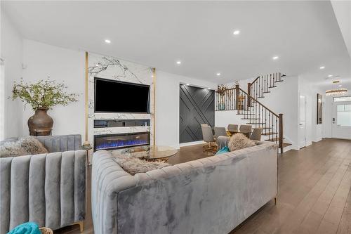122 Shoreview Place, Stoney Creek, ON - Indoor Photo Showing Living Room