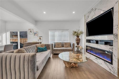 122 Shoreview Place, Stoney Creek, ON - Indoor Photo Showing Living Room