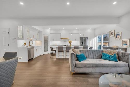 122 Shoreview Place, Stoney Creek, ON - Indoor Photo Showing Living Room