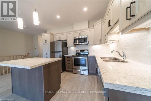 #12 -7138 Parsa St, Niagara Falls, ON - Indoor Photo Showing Kitchen With Double Sink