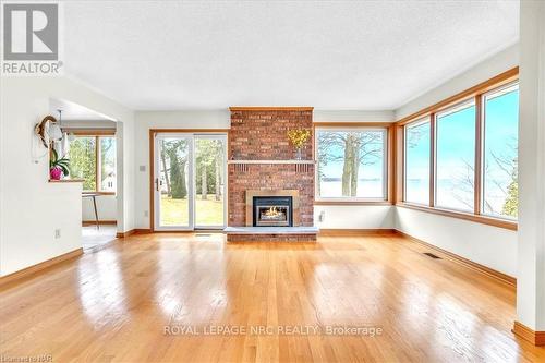 1138 Lakeshore Rd W, St. Catharines, ON - Indoor Photo Showing Living Room With Fireplace