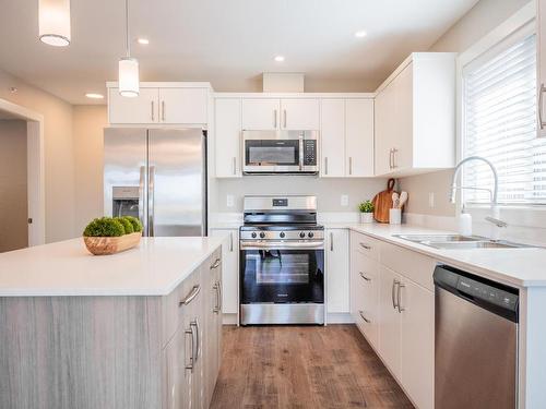 174-8800 Dallas Drive, Kamloops, BC - Indoor Photo Showing Kitchen With Double Sink With Upgraded Kitchen