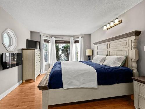 4637 Yellowhead Highway, Kamloops, BC - Indoor Photo Showing Bedroom