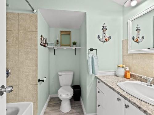 4637 Yellowhead Highway, Kamloops, BC - Indoor Photo Showing Bathroom