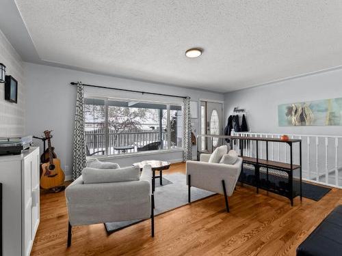 4637 Yellowhead Highway, Kamloops, BC - Indoor Photo Showing Living Room