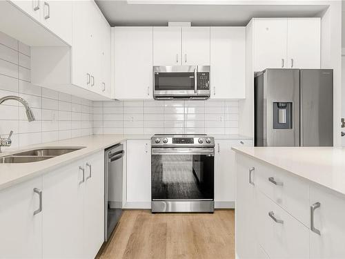107-140 Jensen Ave West, Parksville, BC - Indoor Photo Showing Kitchen With Upgraded Kitchen