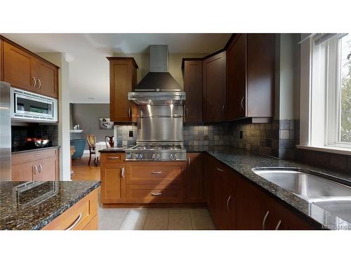 6250 Springlea Rd, Central Saanich, BC - Indoor Photo Showing Kitchen