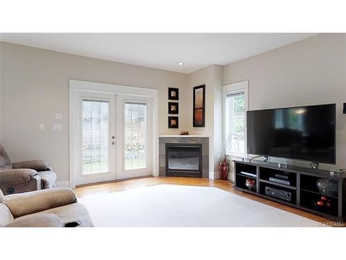 6250 Springlea Rd, Central Saanich, BC - Indoor Photo Showing Living Room With Fireplace