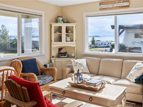 1097 Fifth Ave, Ucluelet, BC - Indoor Photo Showing Living Room
