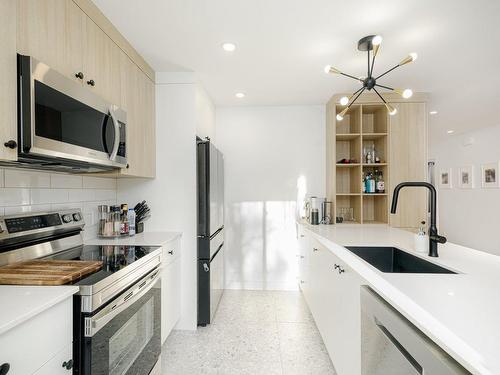 Kitchen - 581  - 583 Rue De Versailles, Blainville, QC - Indoor Photo Showing Kitchen With Upgraded Kitchen