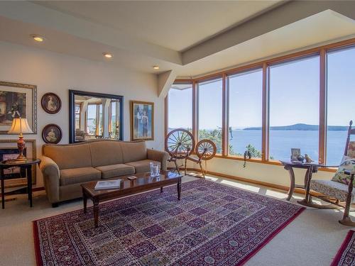 37191 Schooner Way, Pender Island, BC - Indoor Photo Showing Living Room