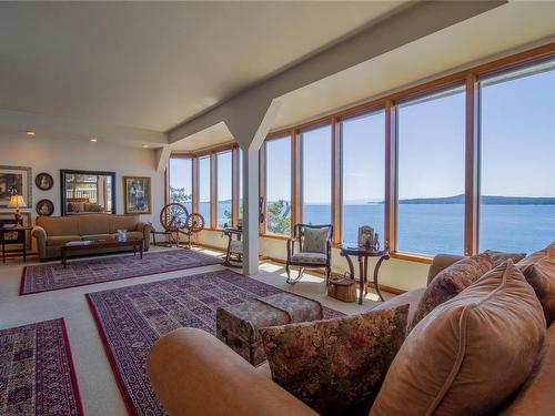 37191 Schooner Way, Pender Island, BC - Indoor Photo Showing Living Room