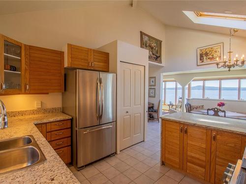 37191 Schooner Way, Pender Island, BC - Indoor Photo Showing Kitchen With Double Sink