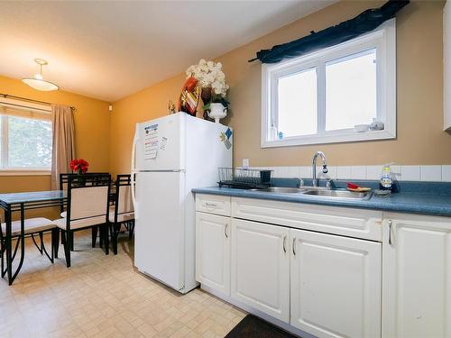 873 St. Andrews St, Nanaimo, BC - Indoor Photo Showing Kitchen With Double Sink