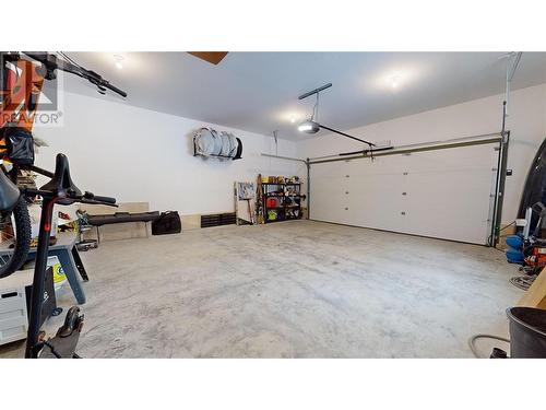 2592 Alpen Paradies Road Unit# 43 Lot# 43, Blind Bay, BC - Indoor Photo Showing Garage