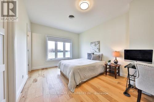 2581 North Service Road, Lincoln, ON - Indoor Photo Showing Bedroom