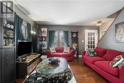 48 Myrtle Ave, Welland, ON - Indoor Photo Showing Living Room