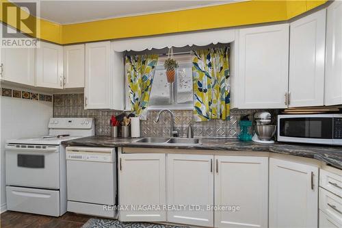 48 Myrtle Ave, Welland, ON - Indoor Photo Showing Kitchen With Double Sink