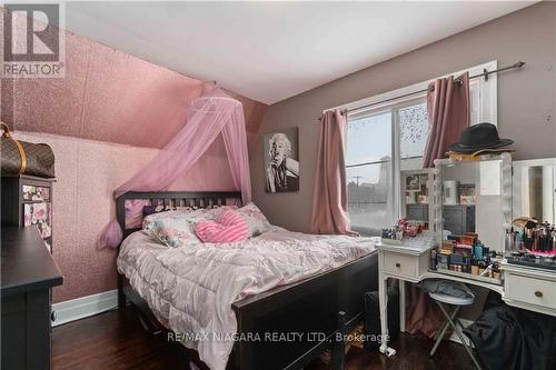 48 Myrtle Ave, Welland, ON - Indoor Photo Showing Bedroom