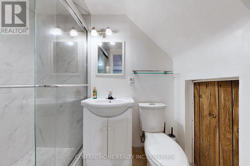 687 7Th Avenue, Hamilton, ON - Indoor Photo Showing Bathroom