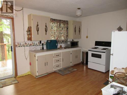 7551 Burgess Road, Deka Lake / Sulphurous / Hathaway Lakes, BC - Indoor Photo Showing Kitchen