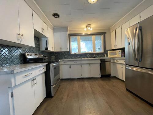 329 6Th Avenue S, Cranbrook, BC - Indoor Photo Showing Kitchen